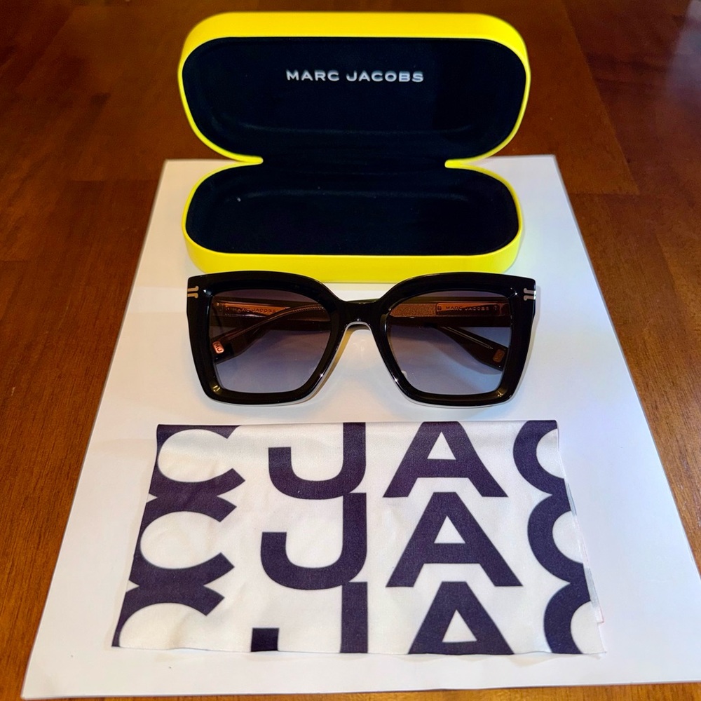 SOLD - Marc Jacobs Butterfly Sunglasses Black and Gold - Picture 3 of 12